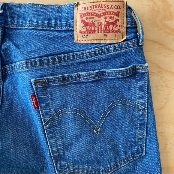 Levi's 501 Womens Distressed Button Fly Raw Hem Medium Wash Jeans Size 30 - Picture 6 of 10